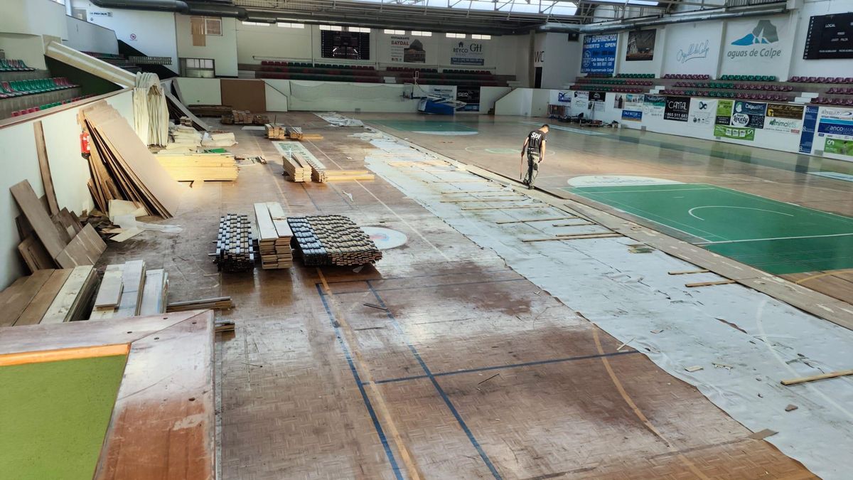 Las obras en el pabellón deportivo de Calp.