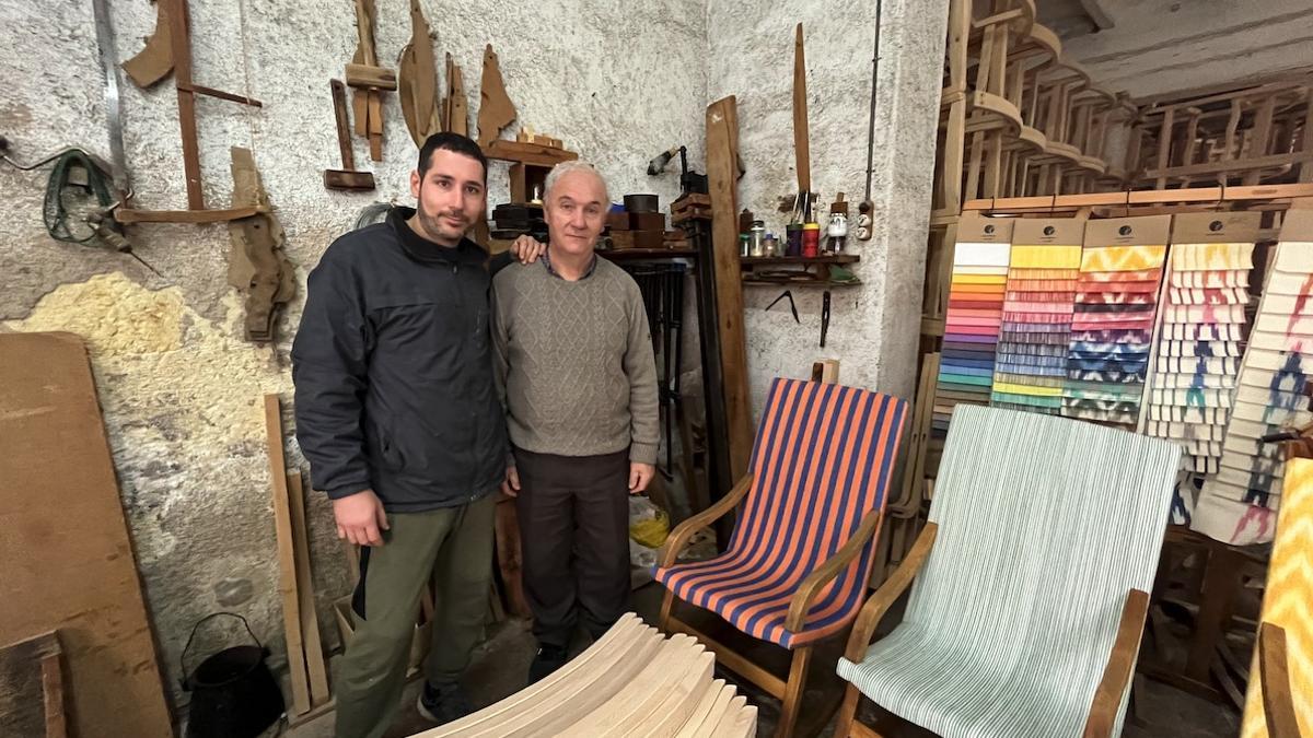 Pep y Miquel Gelabert junto a algunas de las mecedoras que fabrican en su taller de Manacor.