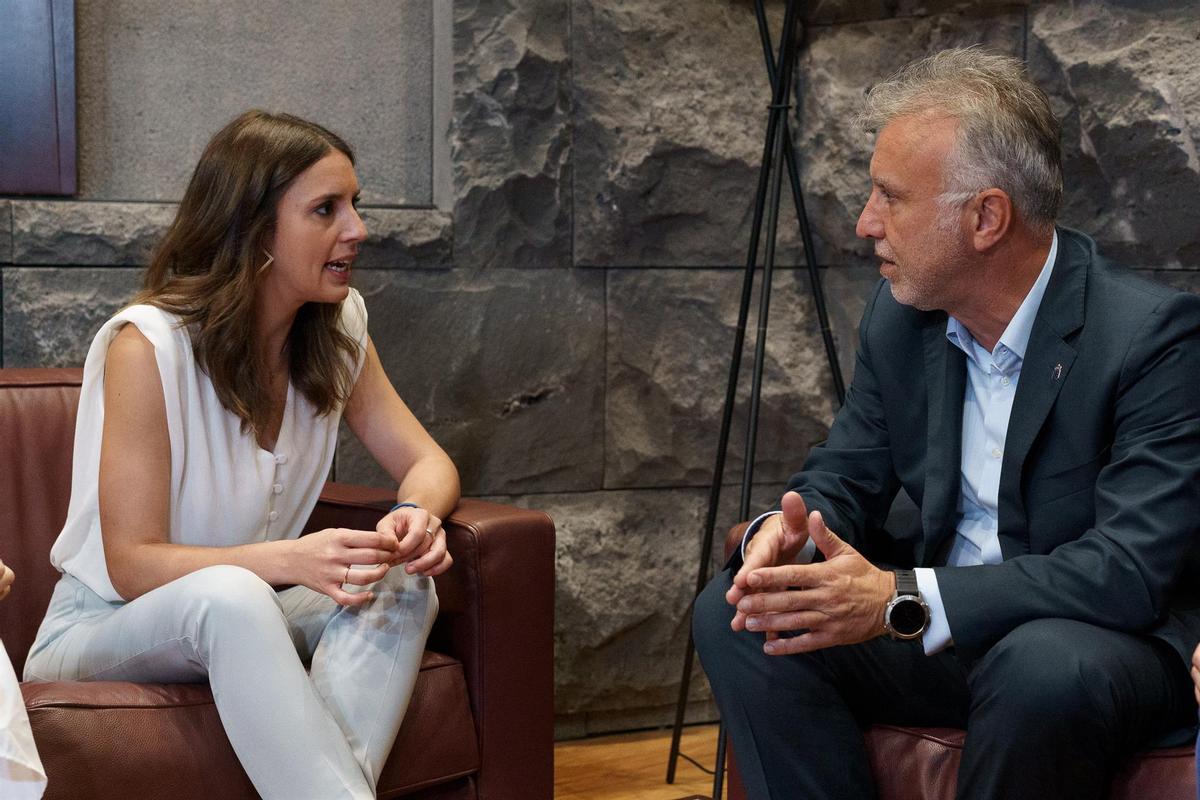 La ministra de Igualdad, Irene Montero, conversa con el presidente de Canarias, Ángel Víctor Torres.