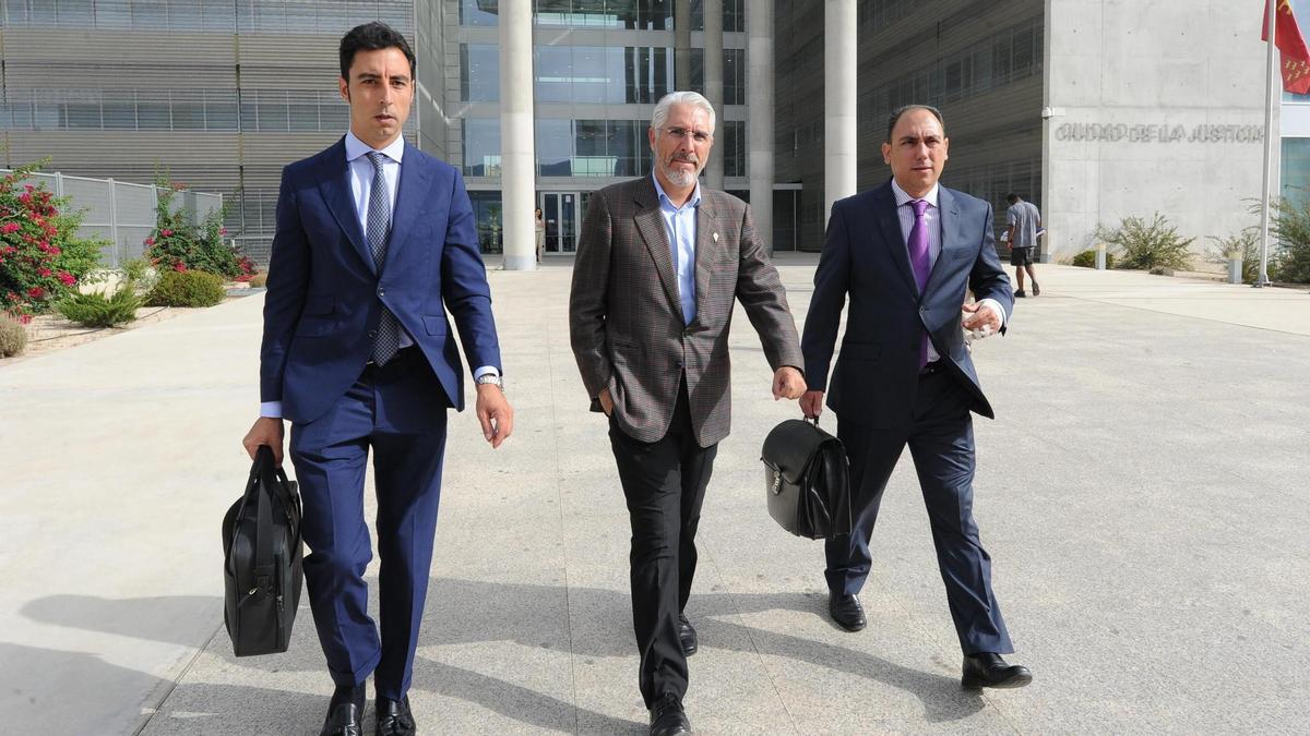 Mauricio García de la Vega con Agustín Amorós, a la derecha, tras salir de los juzgados en una imagen de archivo.