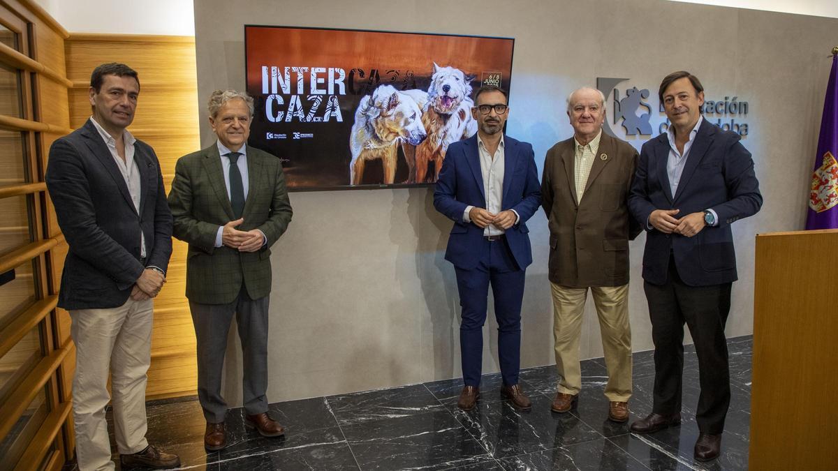 Presentación del cartel de Intercaza de este año, que recoge una pintura de Mariano Aguayo.
