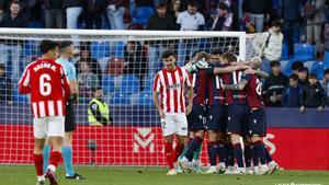 Resumen, goles y highlights del Levante 1 - 0 Sporting de la jornada 30 de LaLiga Hypermotion