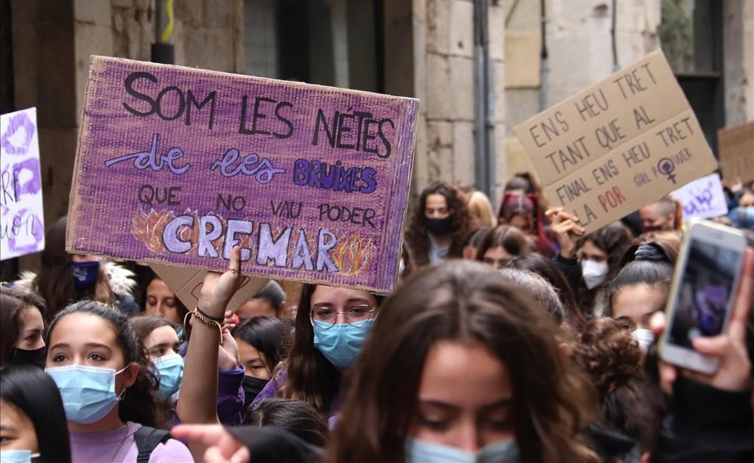 Pla tancat d una pancarta feminista en una manifestacio convocada pel SEPC a Girona el 8 de marc de 2021 (Horitzontal)  Aleix Freixas ACN
