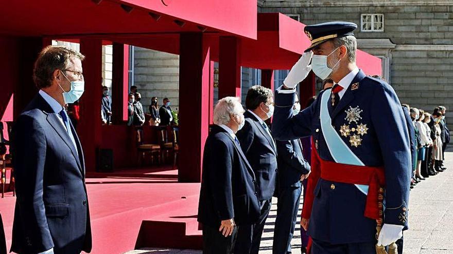 El Rey saluda a Alberto Núñez Feijóo, presidente de la Xunta.