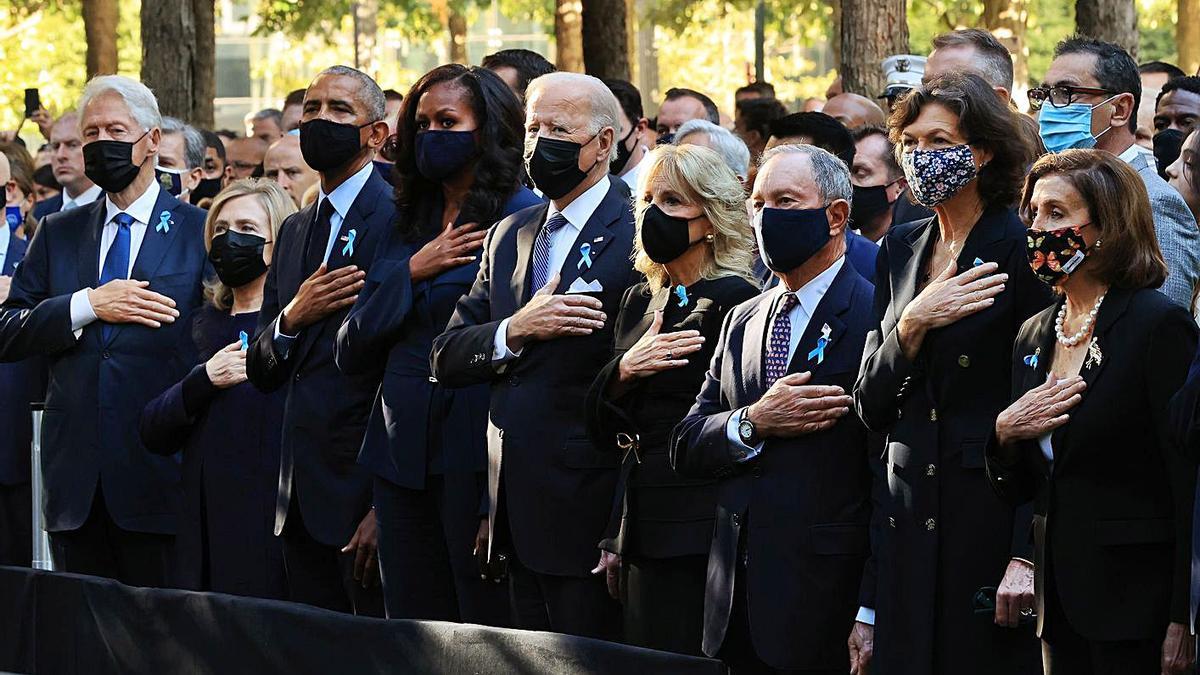 Bill Clinton, Barack Obama i Joe Biden, ahir en la cerimònia de commemoració. A la imatge de la dreta, dues de les persones que es van acostar al Memorial 11-S | EFE