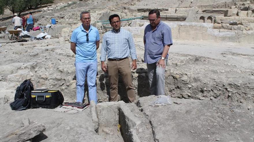 Hallan once tumbas alrededor de las termas orientales