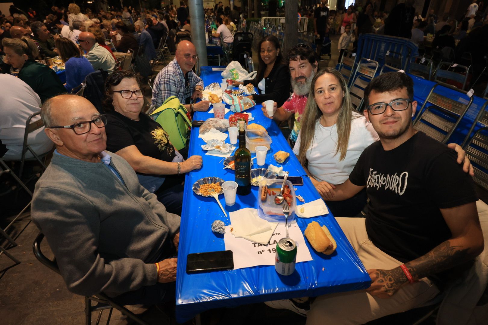 Búscate en la galería de fotos del 'sopar de pa i porta' en las fiestas de Almassora
