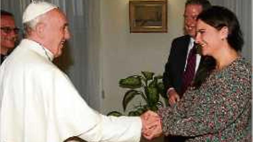 El Papa Francesc saludant la nova subdirectora, Paloma García