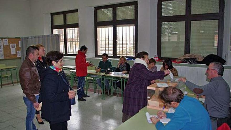 Electores de Fuentesaúco depositan su voto en una de las dos mesas electorales.