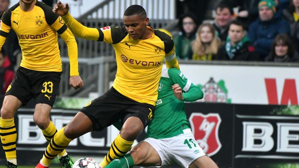 Manuel Akanji pelea un balón a Rashica