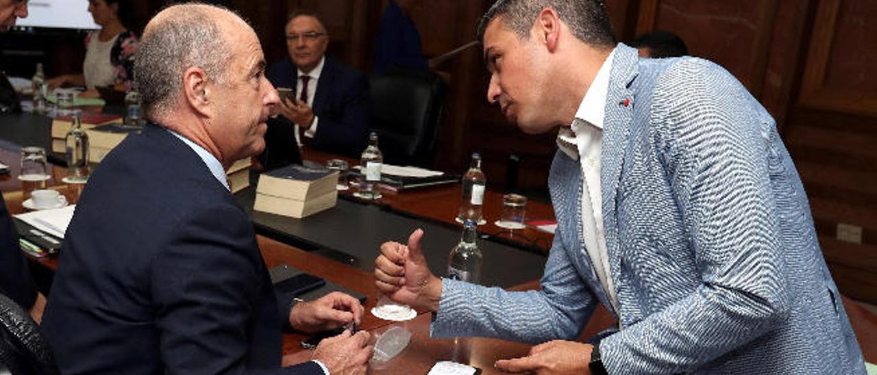 El consejero Pedro Ortega charla con Narvay Quintero antes del Consejo de Gobierno celebrado ayer.