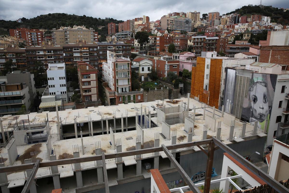 Pisos públicos a medio construir en el solar de la antigua Quirón en Barcelona