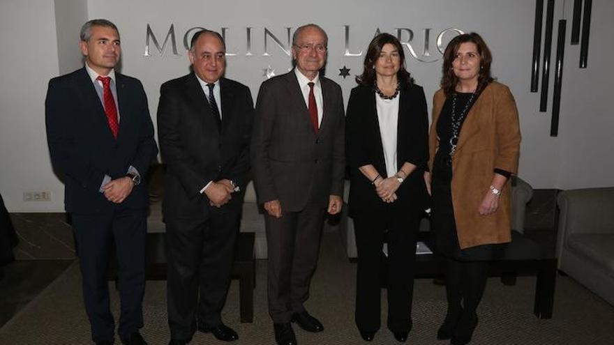 De la Torre y Andrade, junto a los directivos del hotel y la cadena.