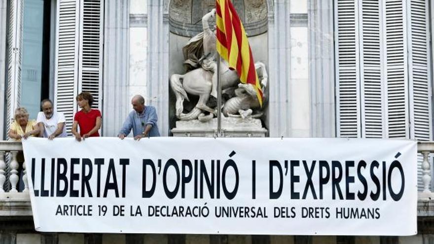 Nueva pancarta con el lema "Libertad de opinión y de expresión" en la fachada del Palau
