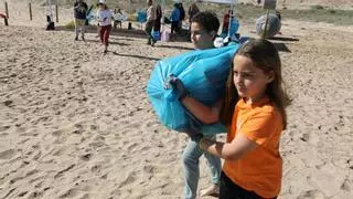 Escolares de El Altet limpian la playa y son custodios del chorlitejo