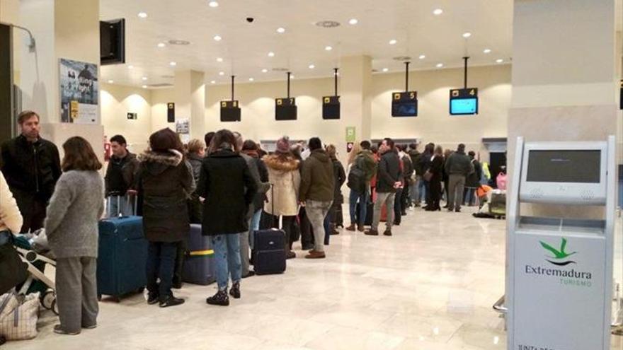 La niebla obliga a desviar otro vuelo y son ya 34 incidencias en el aeropuerto de Badajoz en un mes