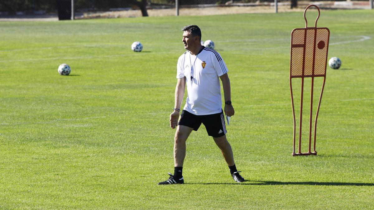 El nuevo técnico del Deportivo Aragón da instrucciones a sus futbolistas.