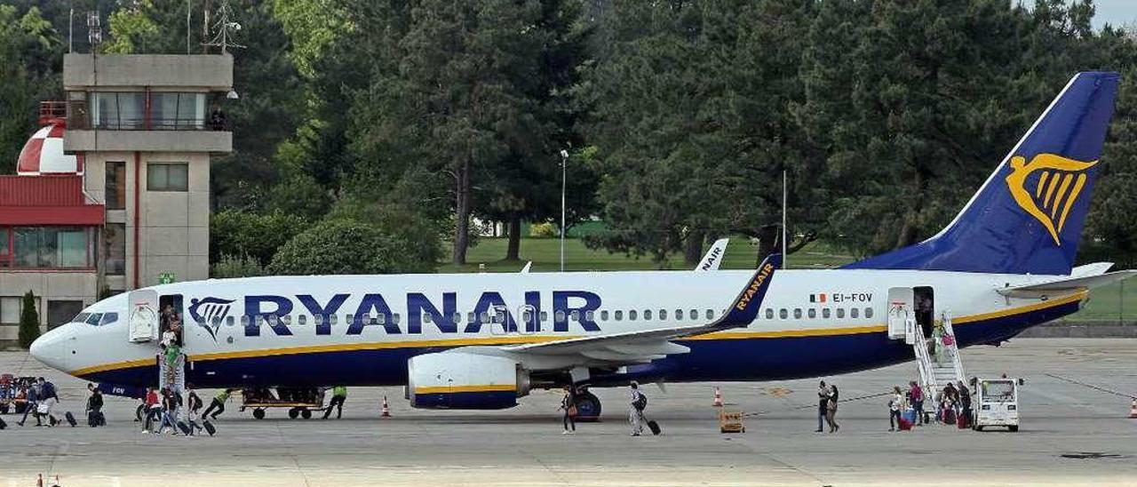 Pasajeros abandonan un avión de Ryanair en el aeropuerto de Peinador. // Marta G. Brea