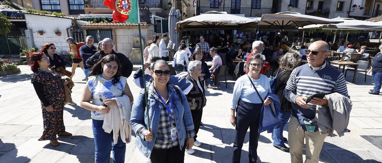 Turistas, ayer en la Praza da Chousa de Combarro.