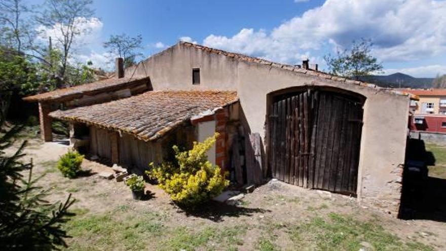 Una de les façanes del Mas Oliver, en una imatge d&#039;aquesta primavera.