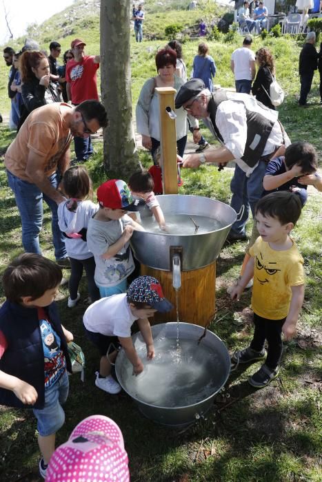 Numerosas familias participan en la Festa Miudiña en Monte dos Pozos, cita que realza el entretenimiento tradicional: sin cables ni teclas ni pantallas.