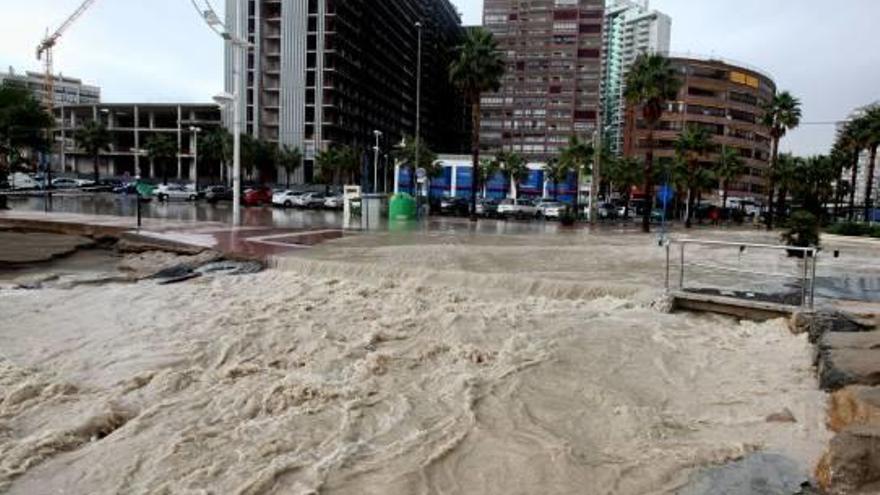 Imagen de la corriente de agua que se forma en la zona cada vez que se producen inundaciones.