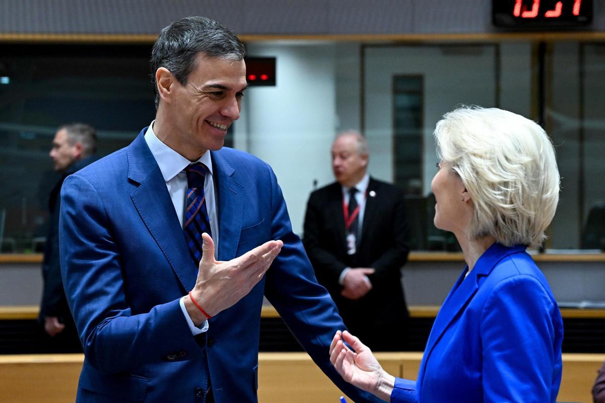 El presidente del Gobierno, Pedro Sánchez, conversa con la presidenta de la Comisión Europea, Ursula von der Leyen.