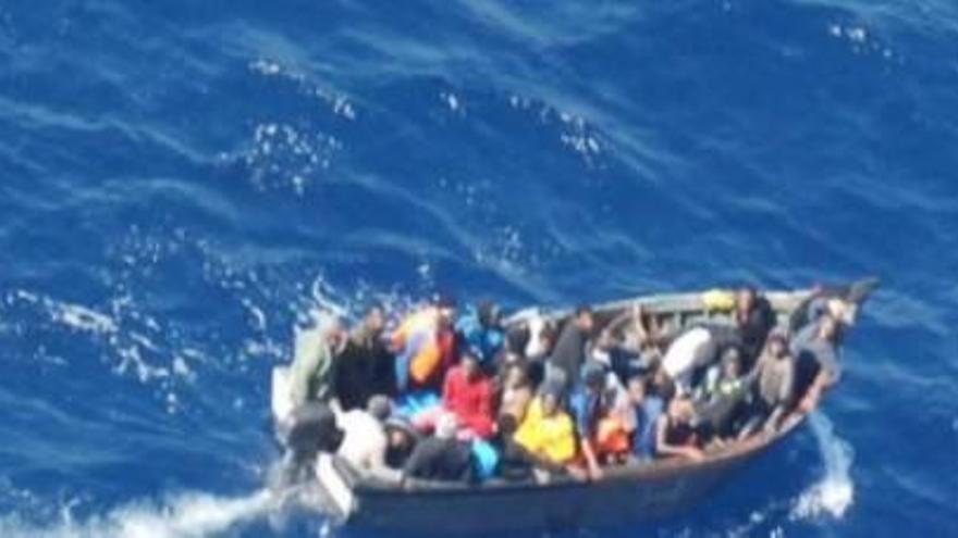 El barco de Salvamento llegó a la patera 33 minutos antes de que naufragara