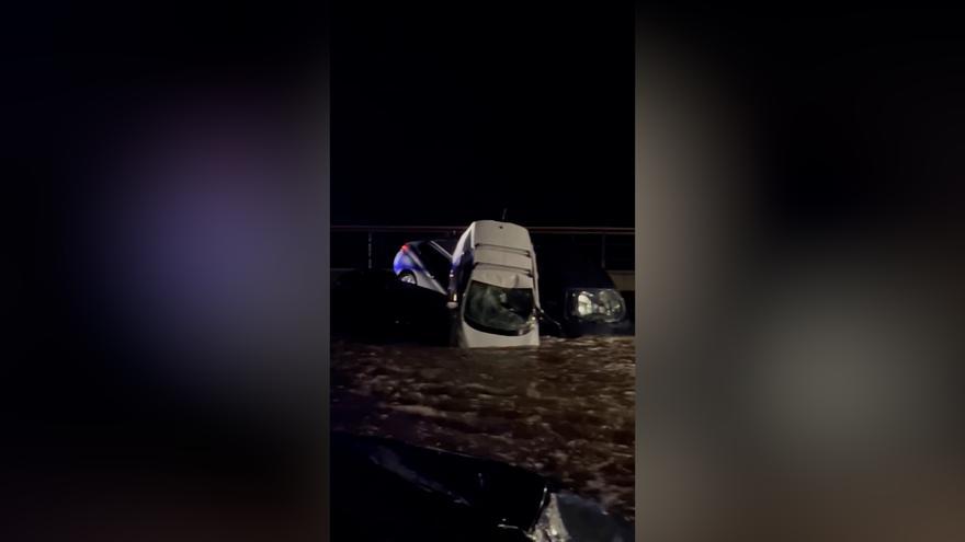 Una treintena de coches han sido arrastrados por el agua en Cadaqués