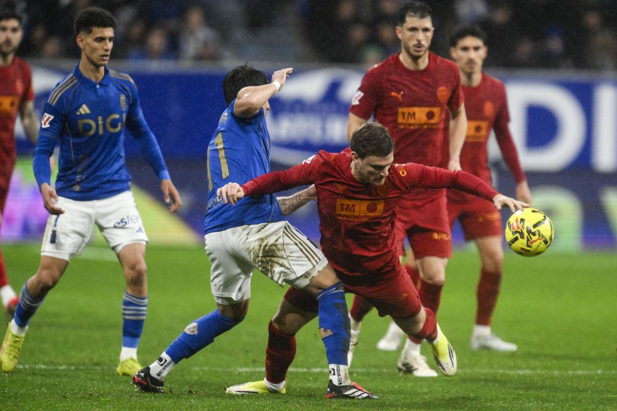 OVIEDO, 14/03/2026.- El centrocampista del Oviedo Santiago Colombatto (2i) disputa un balón ante el delantero del Valencia Lucas Beltrán durante el partido de la jornada 28 de LaLiga EA Sports que disputan el Real Oviedo y el Valencia CF este sábado, en el estadio Carlos Tartiere de Oviedo. EFE/ Eloy Alonso