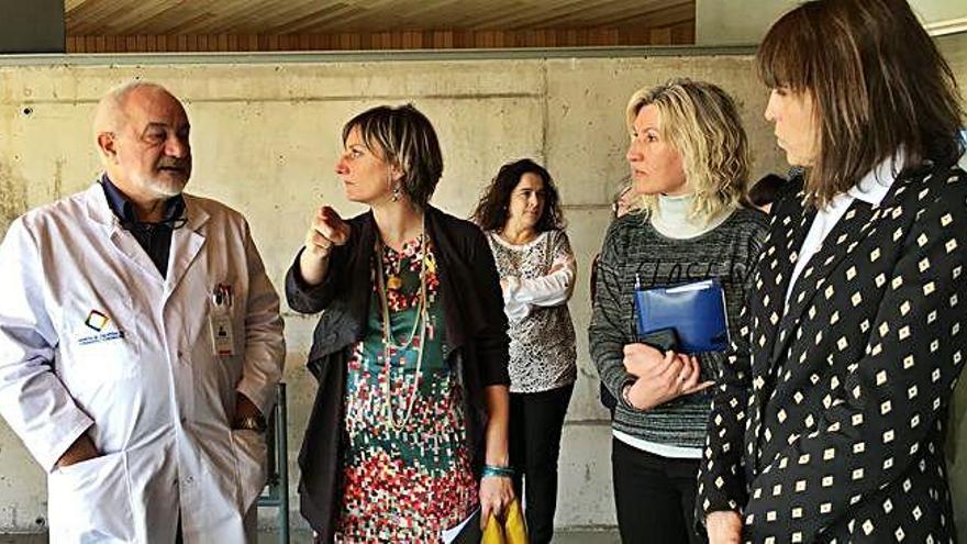 El director de l&#039;Hospital de Cerdanya, Francesc Bonet, amb la consellera de Salut, Alba Vergés, a Puigcerdà