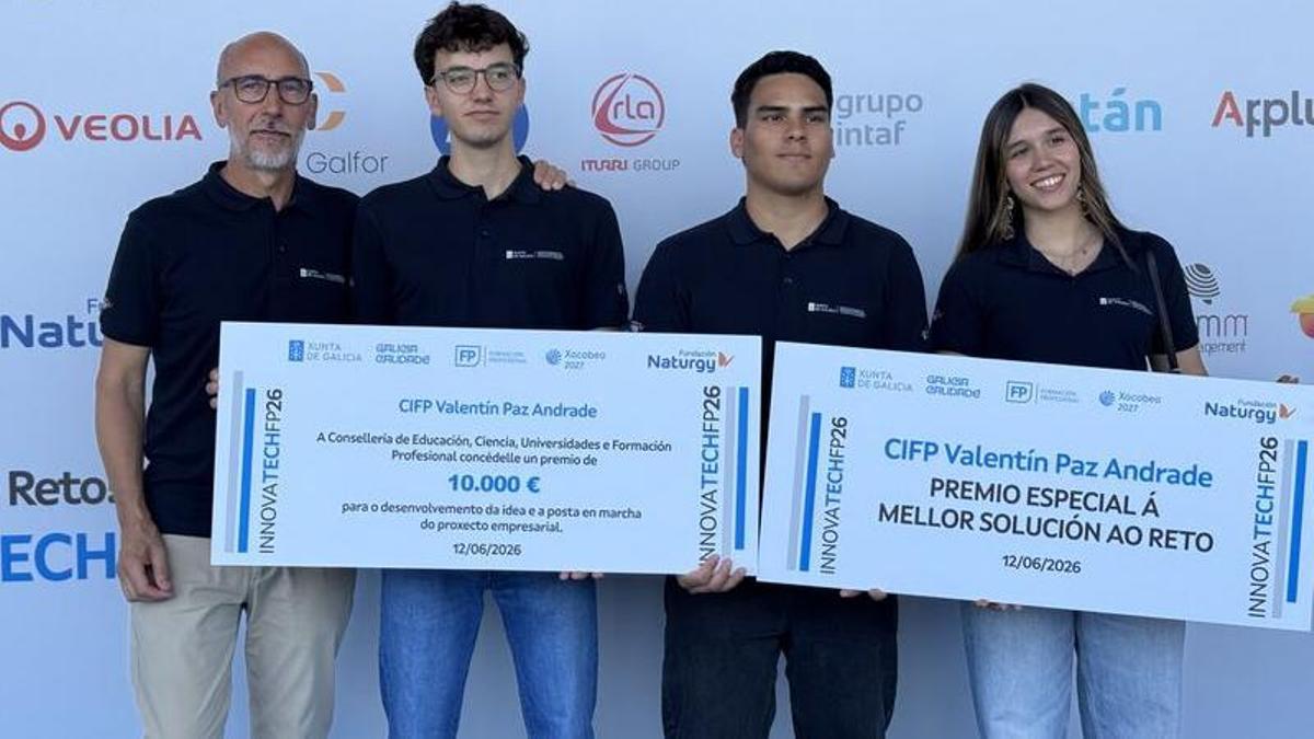 Tres de los cuatro alumnos ganadores del premio especial, con el profesor Carlos Lamela (izq.)