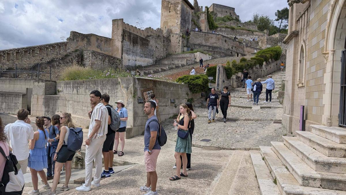 Turistas en el castillo de Xàtiva, en una imagen de hace unos días.