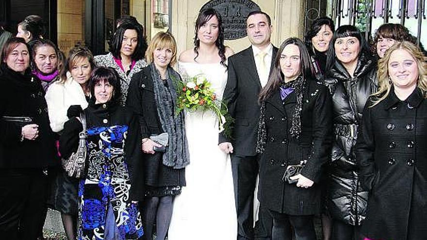 María Dolores Lorenzo Fernández y Óscar Suárez García, con algunas amigas.