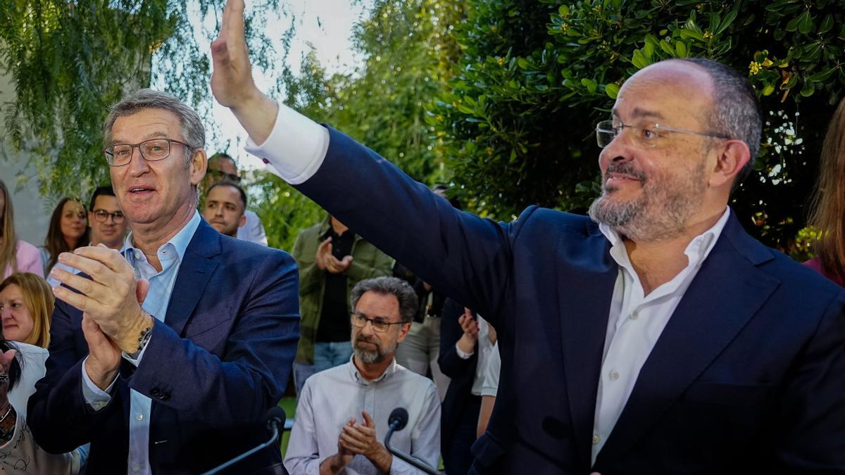 El líder del PP, Alberto Nunez Feijoo, y el candidato a la Generalitat, Alejandro Fernandez, en un mitin en Tarragona.