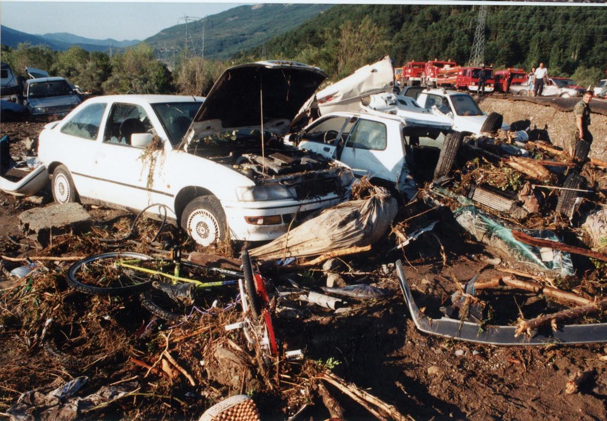 Cohes y escombros amontonados en el camping de Biescas, el 7 de agosto de 1996.