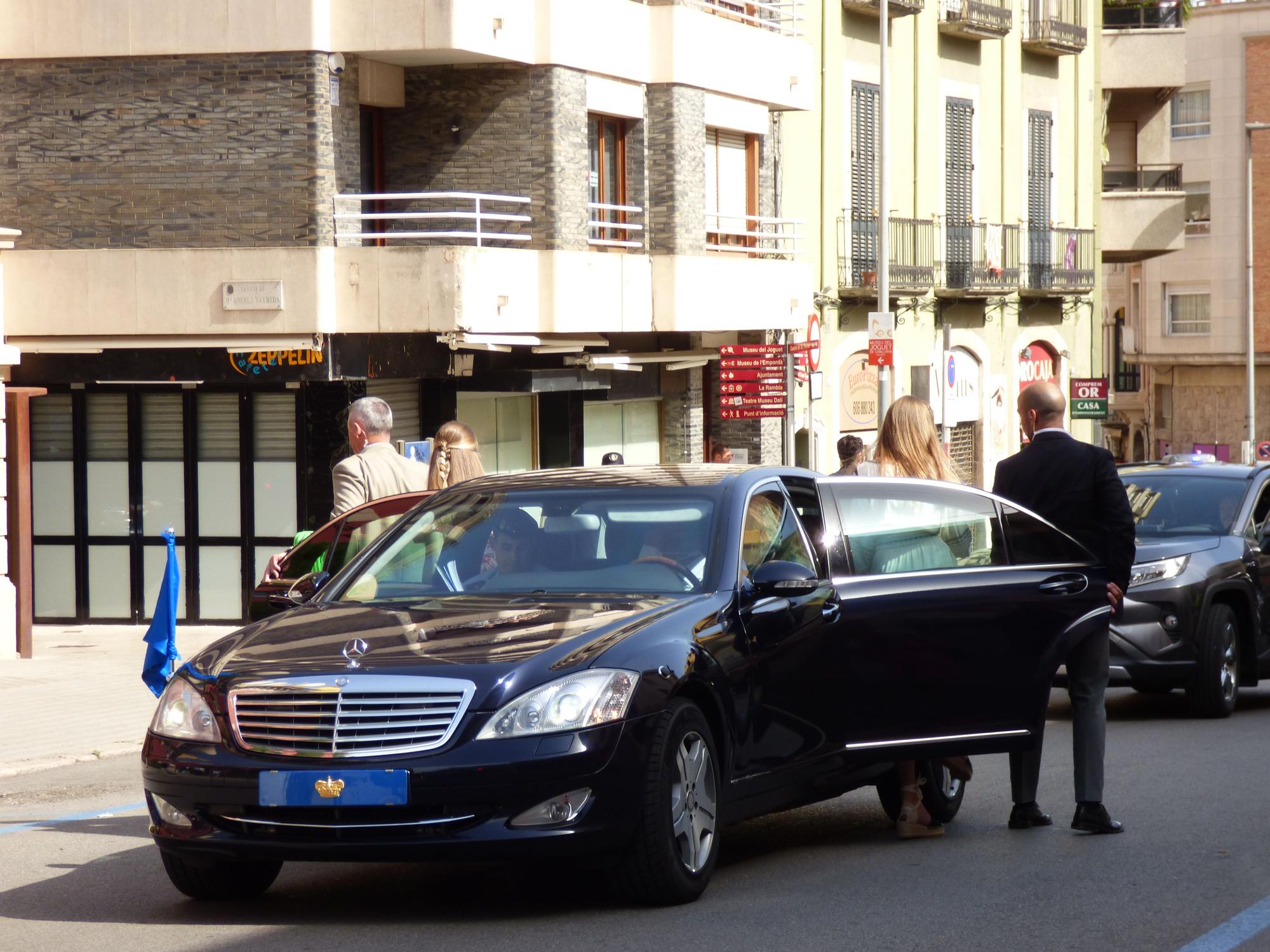 La princesa Elionor i la infanta Sofia rebudes a Figueres amb manifestants favorables i contraris