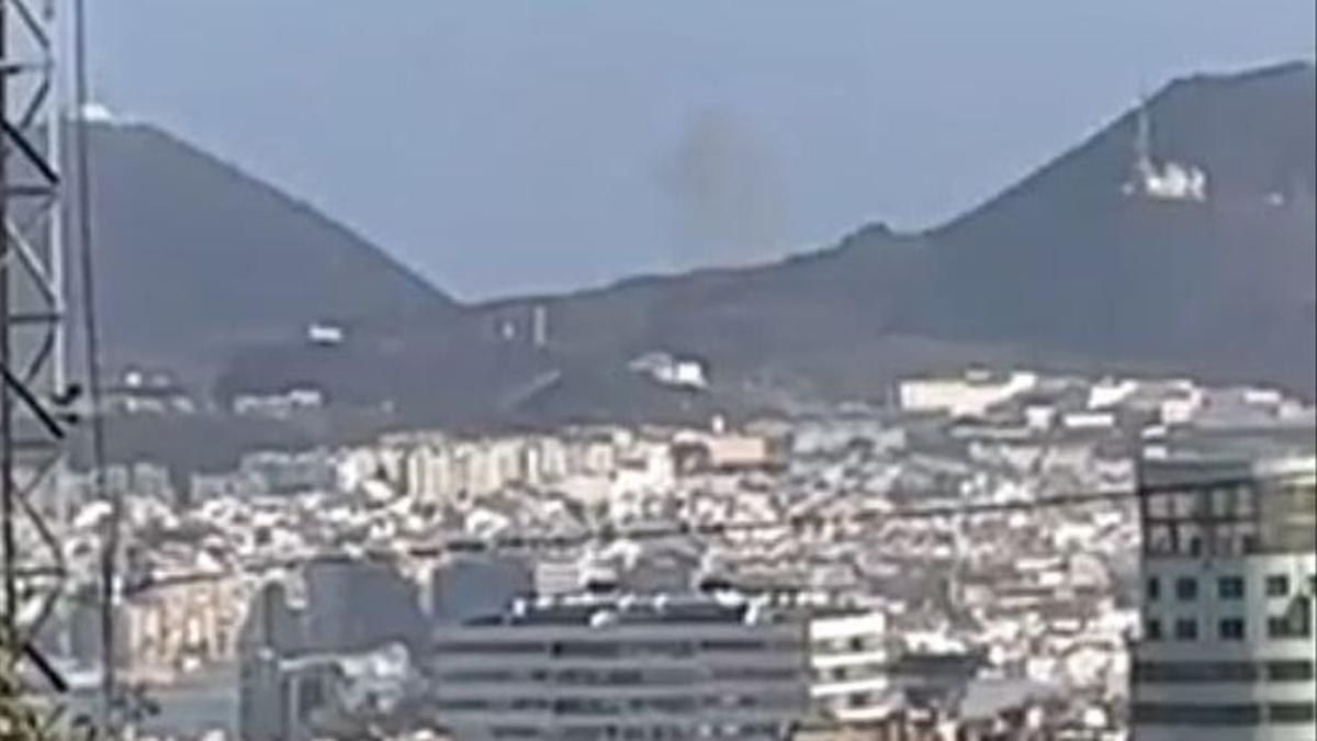 Humo saliendo de una ladera de La Isleta en la capital de Gran Canaria.
