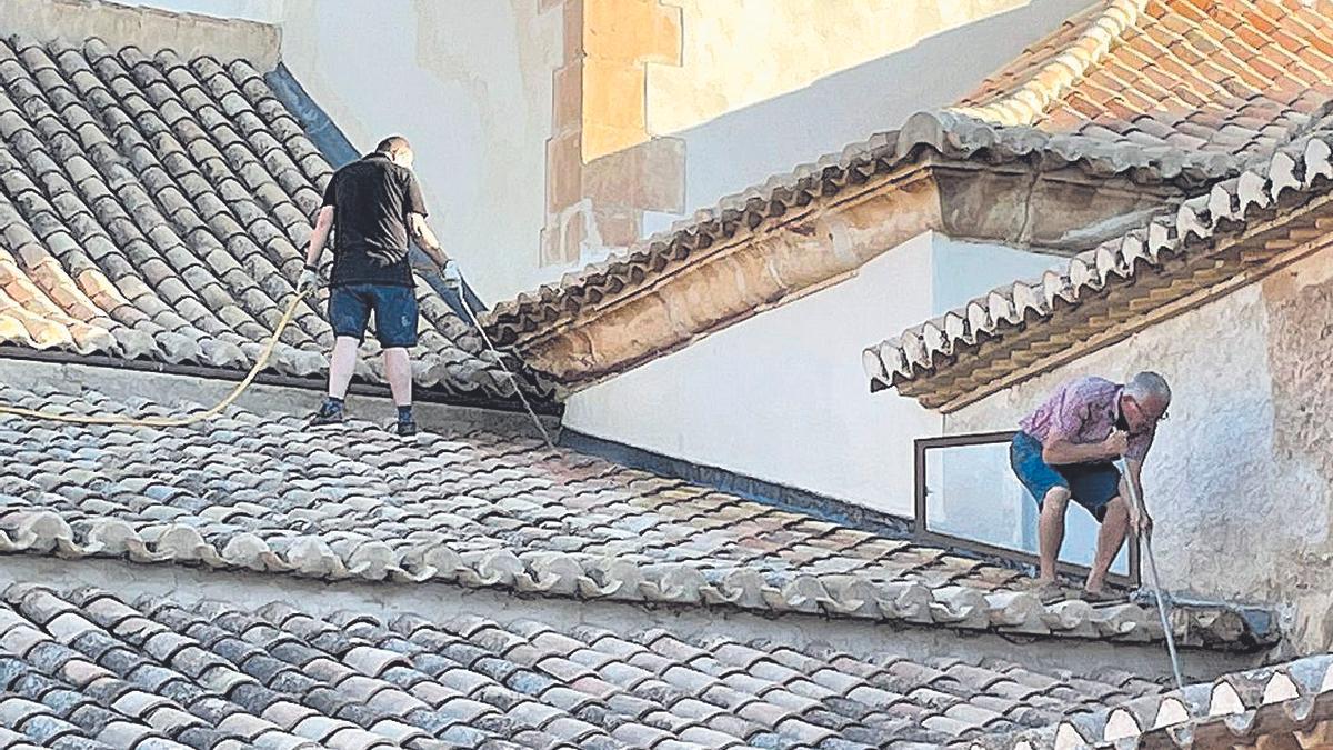 Miguel Ángel Alarcón y Ángel Salas, en los tejados del Santuario Patronal de la Virgen de las Huertas durante las tareas de limpieza, este sábado