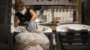 Imagen de archivo de una peluquería en el Eixample que ha abierto tras el confinamiento.