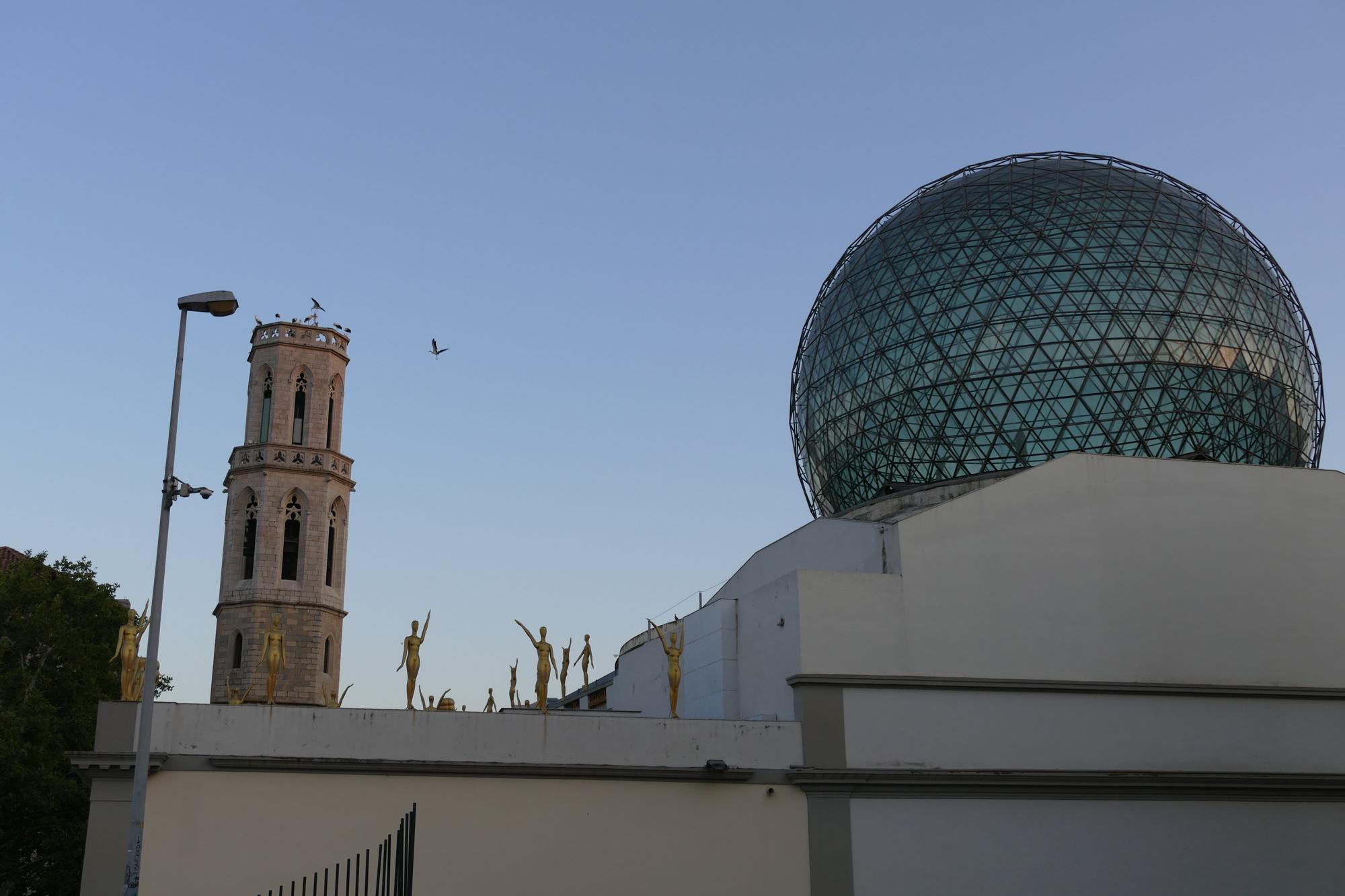 Dsenes de cigonyes fan parada a Figueres