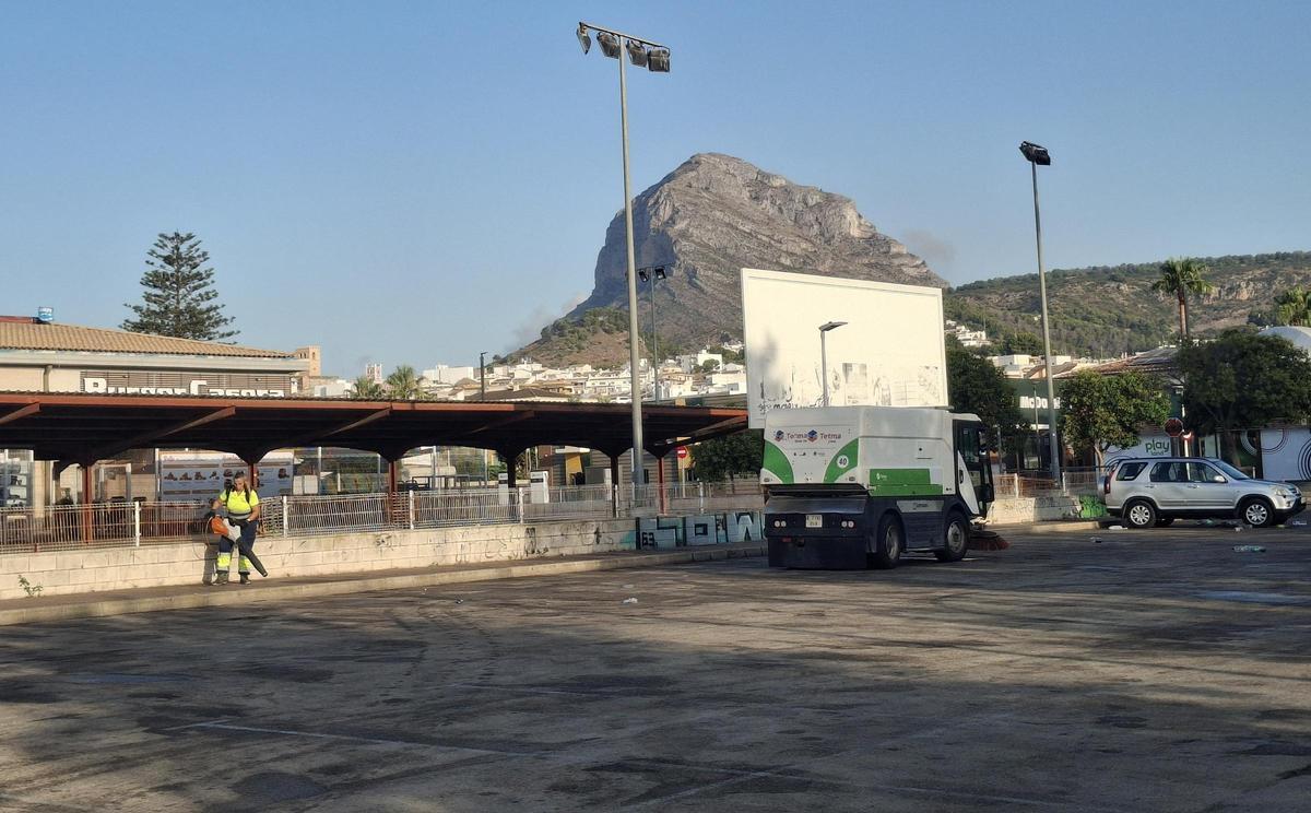Los servicios de limpieza acuden puntuales: a las 8 de la mañana no queda rastro de la fiesta