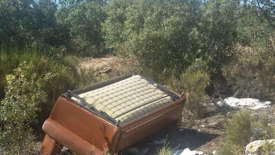 Ciudadanos alerta de un vertedero ilegal cerca del Centro de Residuos