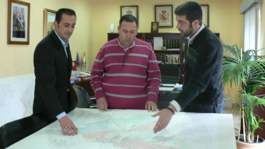 El concejal Víctor Manuel López (i), junto al alcalde de Ulea, José Bolarín (c), y el también edil Santiago Miñano