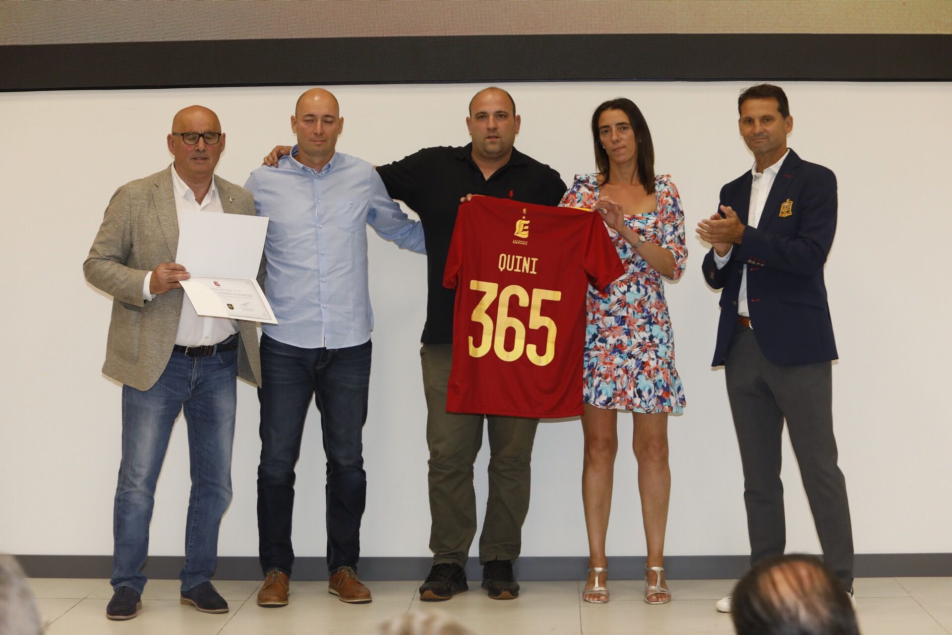 En imágenes: Así fue el homenaje a los futbolistas asturianos que han vestido la roja