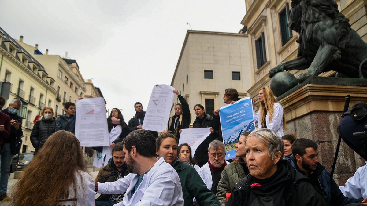 Los científicos ante el Congreso de los Diputados el pasado 6 de abril.