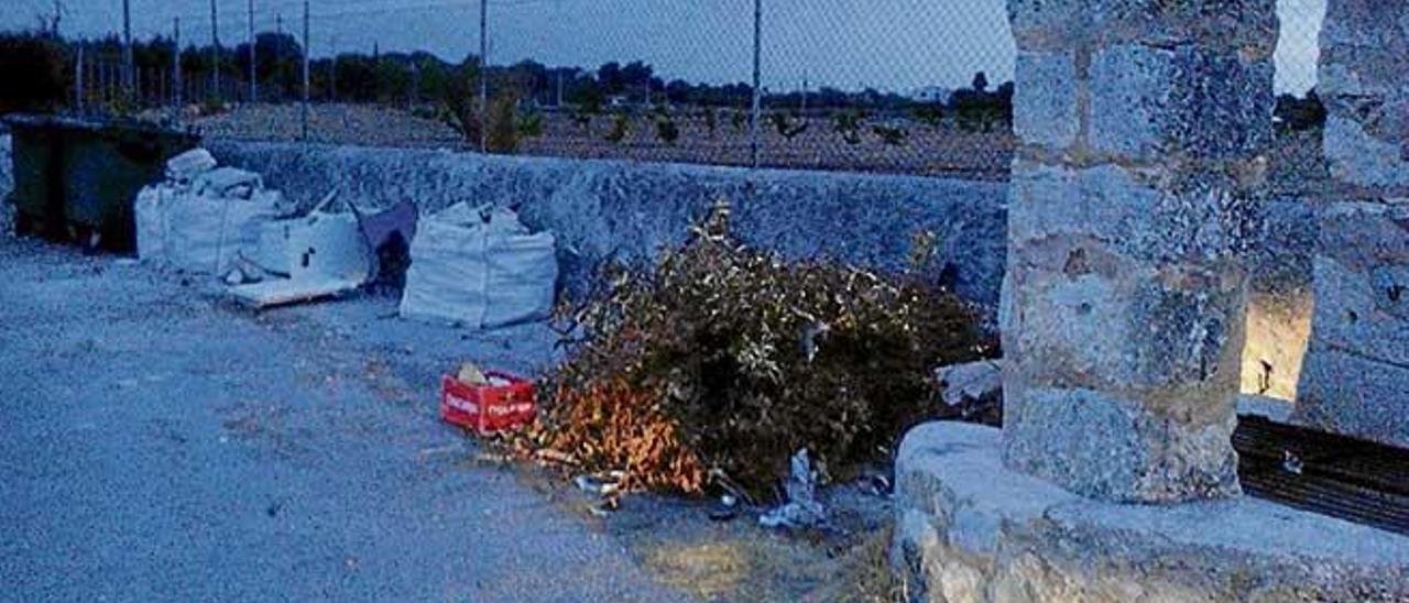 Basura acumulada junto al histórico pozo.