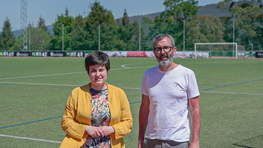 La alcaldesa y el edil de Deportes, en el campo de A Mata.