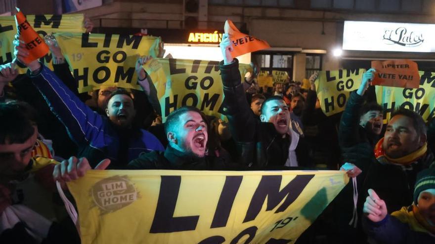 El 11-F, en imágenes: El valencianismo protesta contra Peter Lim.