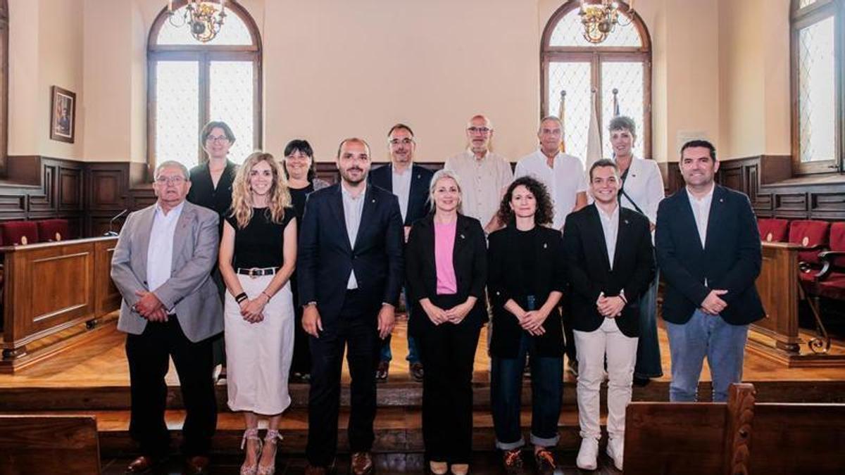 El conseller Dalmau (a primera fila, el tercer per l'esquerra), a la sala de plens de Cardona
